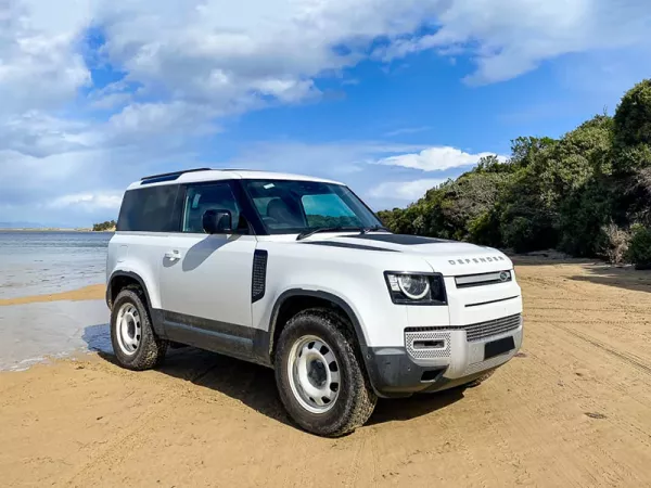 Dịch vụ thay Kính chắn gió xe Land Rover Defender 90 tận nơi